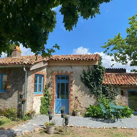 Holiday home Vue Du Chateau A La Petite Ferme D'alpacas *